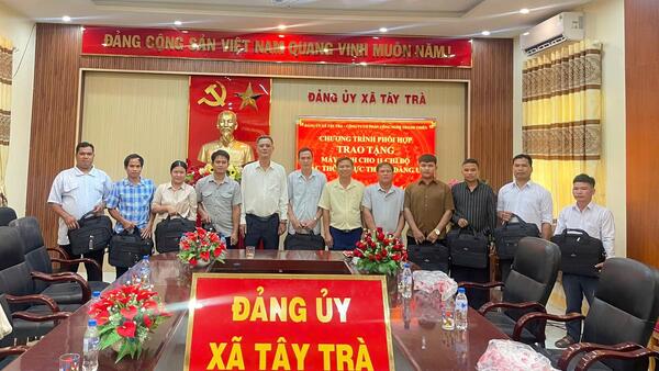 Thường trực Đảng ủy xã Tây Trà làm việc với các chi bộ thôn